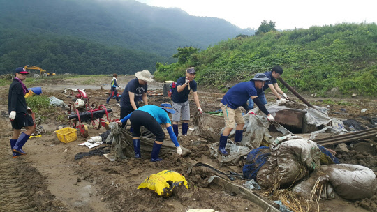 구로구가 자매결연을 맺은 괴산군에서 수해 복구 봉사활동을 펼쳤다. 구로구는 "지난 16일 집중호우로 인해 큰 피해를 입은 괴산군을 위해 인력, 장비, 기금, 특산물 판매 등 다양한 지원에 나선다"고 밝혔다.  구로구 제공